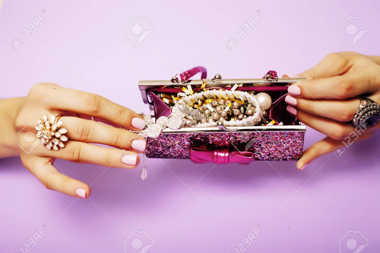 Petite Fille Trucs Pour Princesse Mains De Femme Tenant Petit Sac A Main Mignon Avec Bijoux Et Manucure Concept De Style De Vie De Luxe Banque D Images Et Photos Libres De Droits