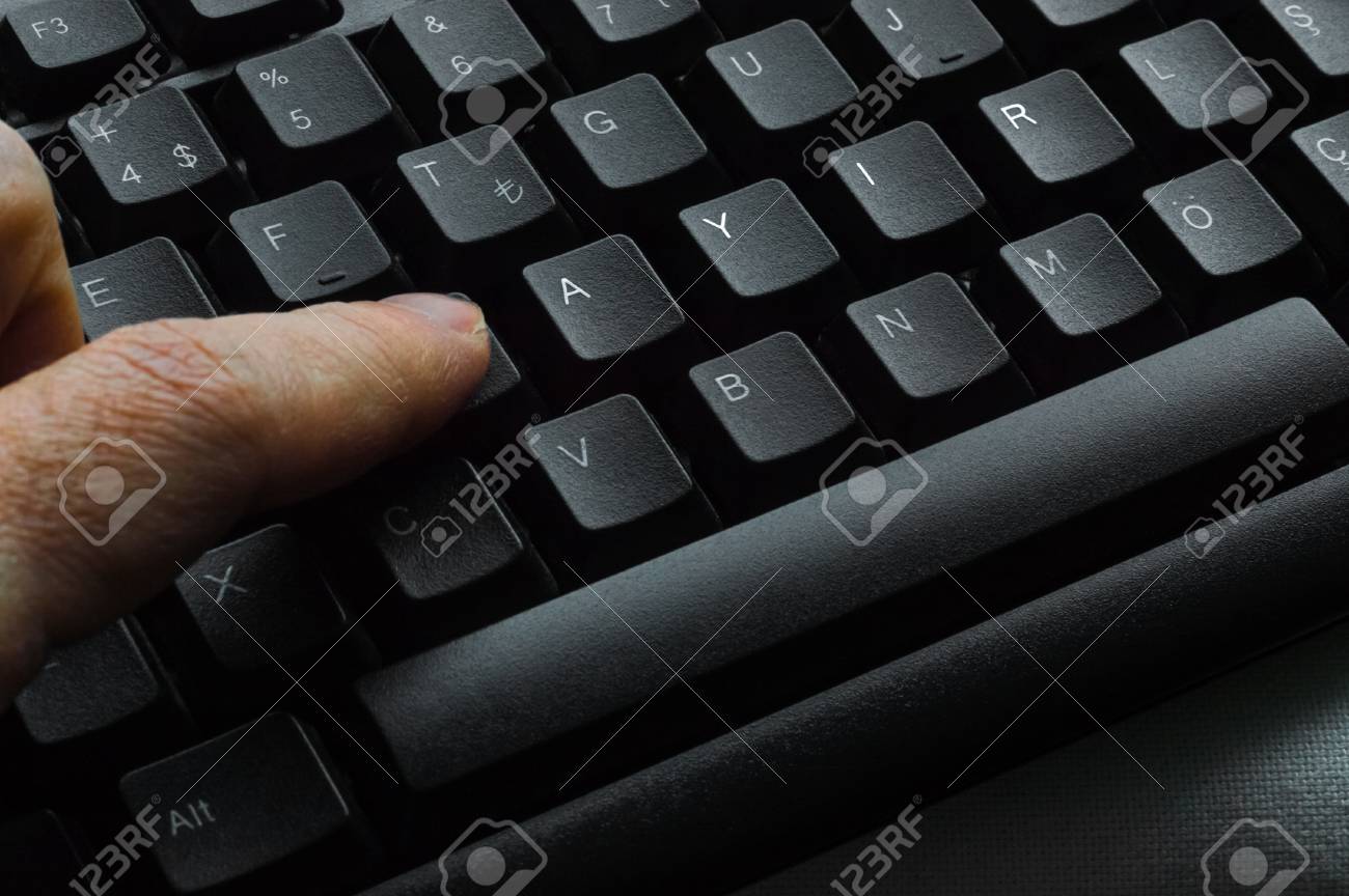 行でキーボードに書かれたトルコ語の Hayir の意味の単語 No 手紙を見せて男の指で黒いキーボードの斜視図 Stock Photo Picture And Royalty Free Image Image
