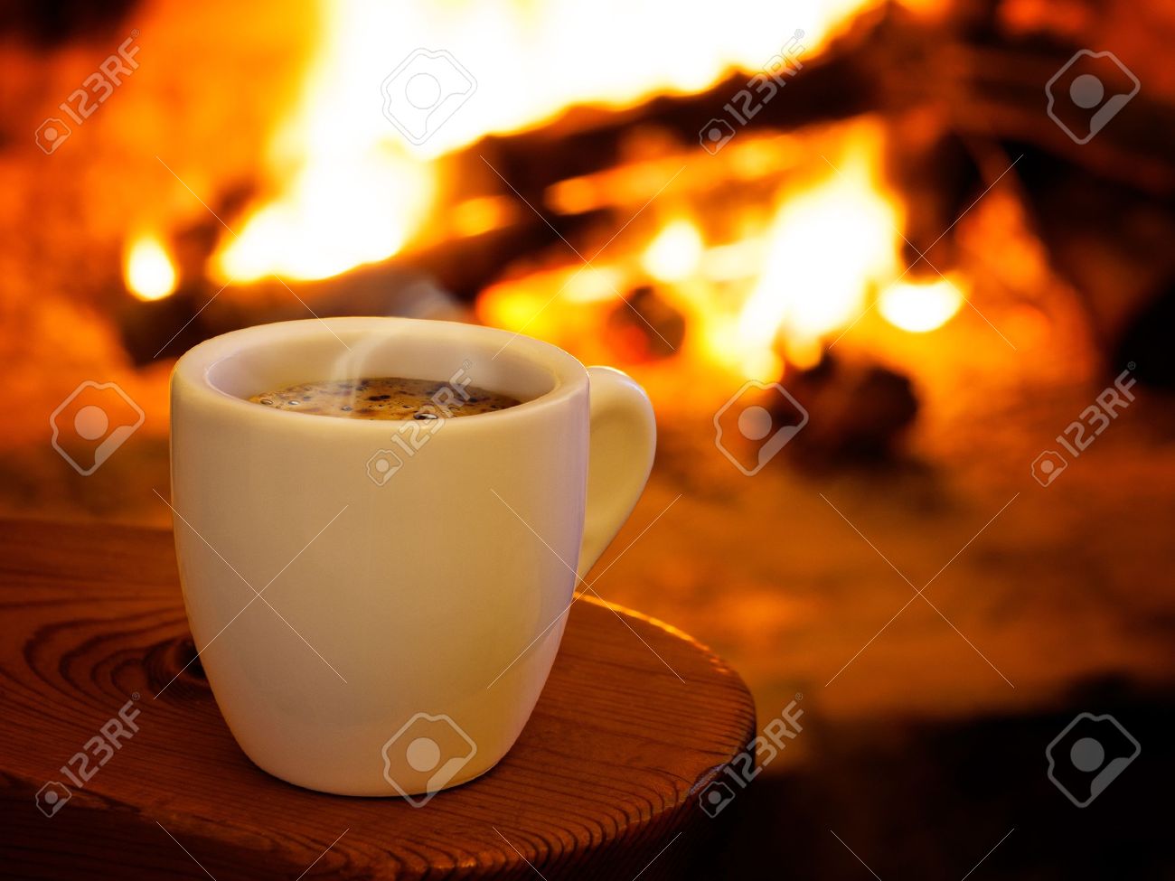 Expresa tu momento " in situ " con una imagen - Página 38 17775860-una-taza-de-caf%C3%A9-caliente-en-frente-de-la-chimenea