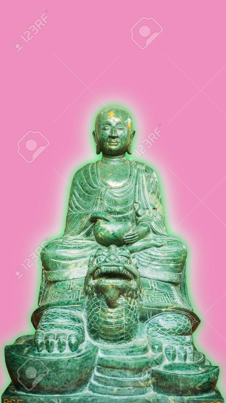 古い仏石緑 幸運石 像分離ピンクの背景に緑のオーラを持つ の写真素材 画像素材 Image 古い仏石緑 幸運石 像分離ピンクの背景に緑のオーラを持つ の写真素材 画像素材 Image