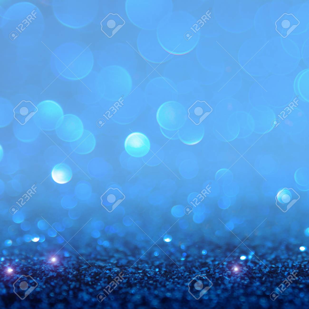 La luce del bokeh blu è i cerchi morbidi e sfumati di luce bianca e ... La luce bianca