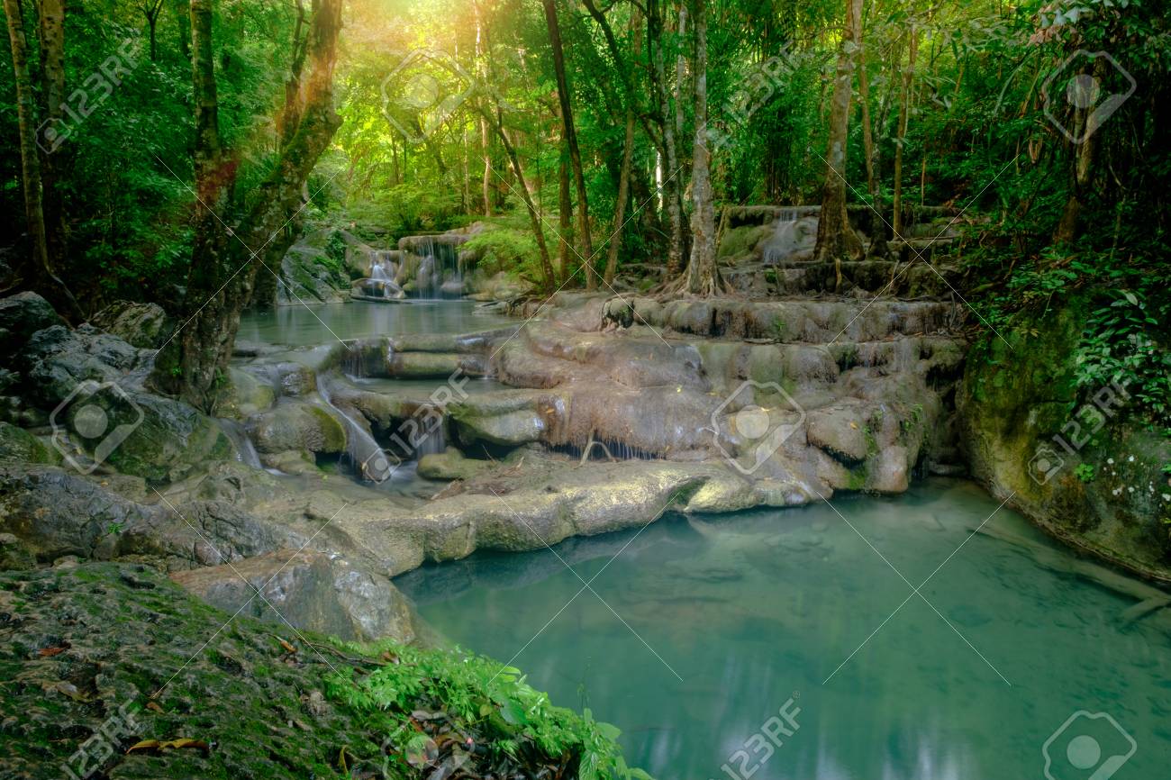 美しい深い森池カンチャナブリ、タイ エラワン国立公園内。 の写真素材