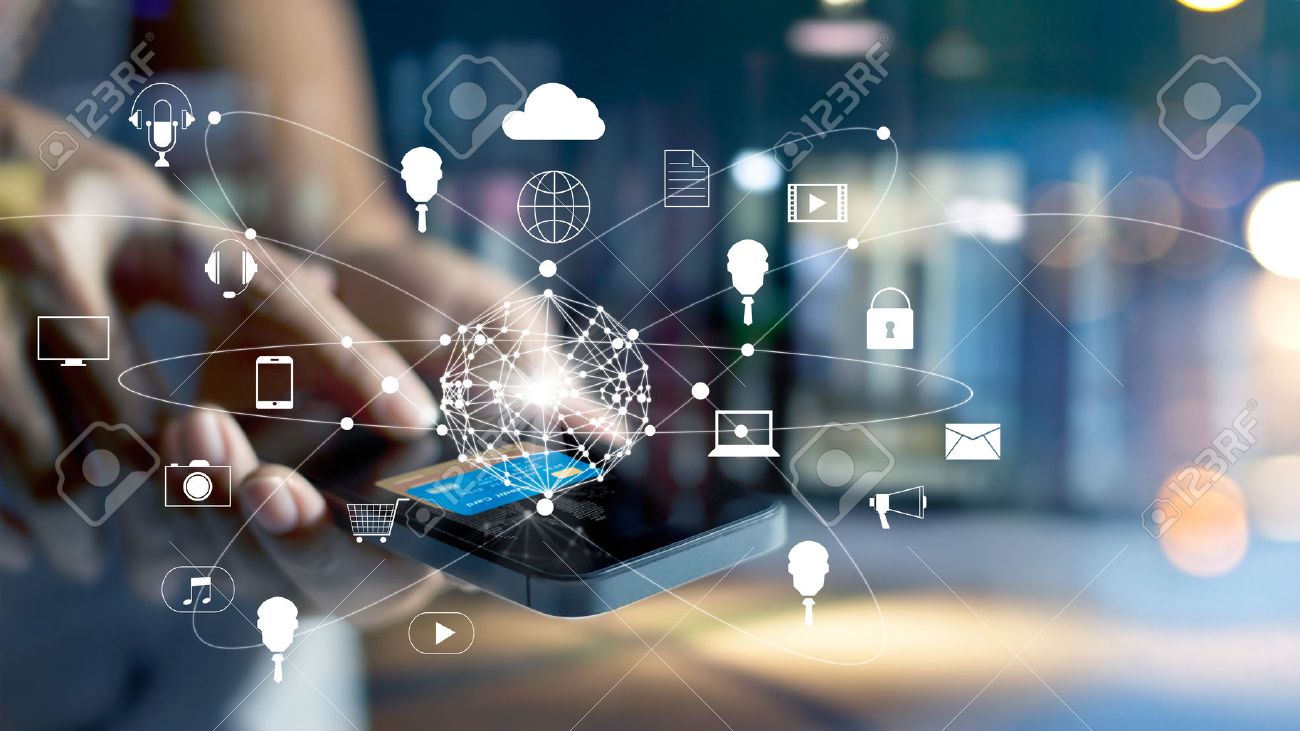 모바일 결제 온라인 화면에 쇼핑 및 아이콘 고객 네트워크 연결, M-은행 및 전 채널을 사용하는 사람 (남자), 모바일 화면의 모든  디자인까지입니다 로열티 무료 사진, 그림, 이미지 그리고 스톡포토그래피. Image 68993100