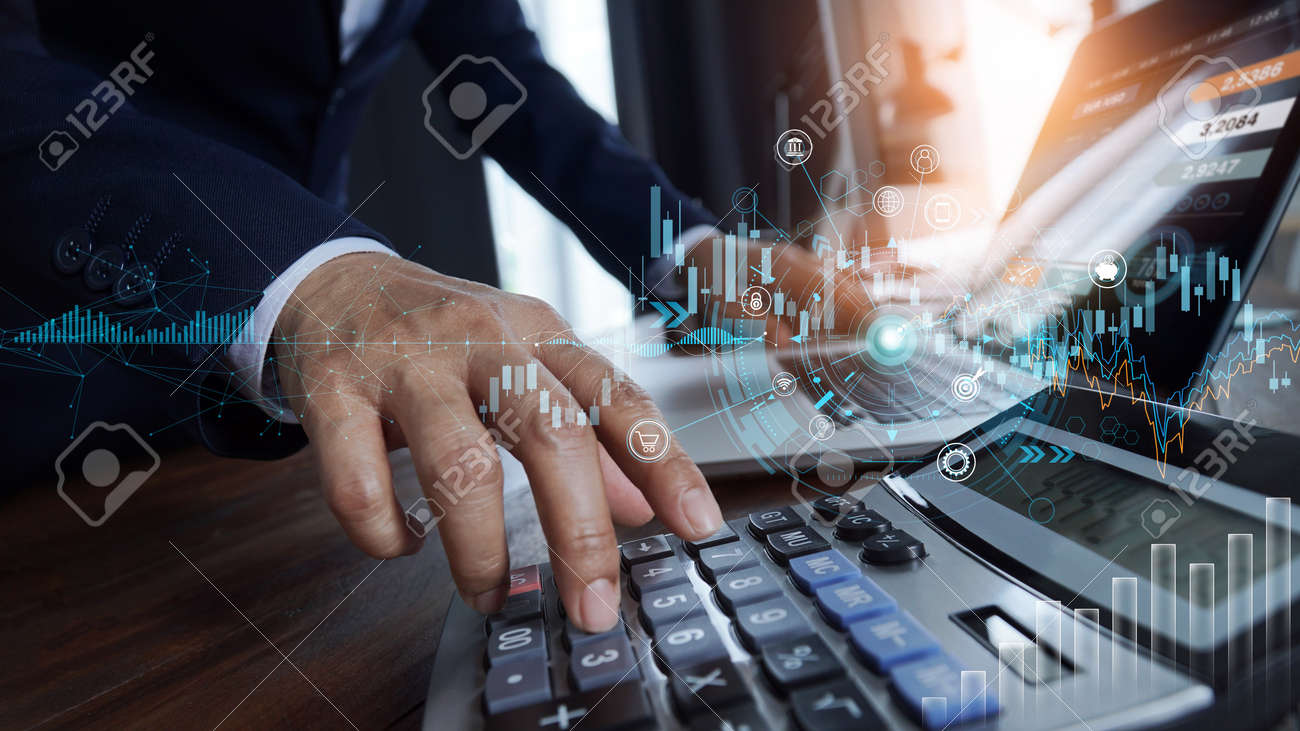 O uso do contador do homem de negócios e a calculadora calculam com o gráfico de crescimento das finanças na interface do laptop, no marketing digital, no estoque, no banco e na troca de moeda no fundo do escritório. - 180543790 O uso do contador do homem de negócios e a calculadora calculam com o gráfico de crescimento das finanças na interface do laptop, no marketing digital, no estoque, no banco e na troca de moeda no fundo do escritório. - 180543790