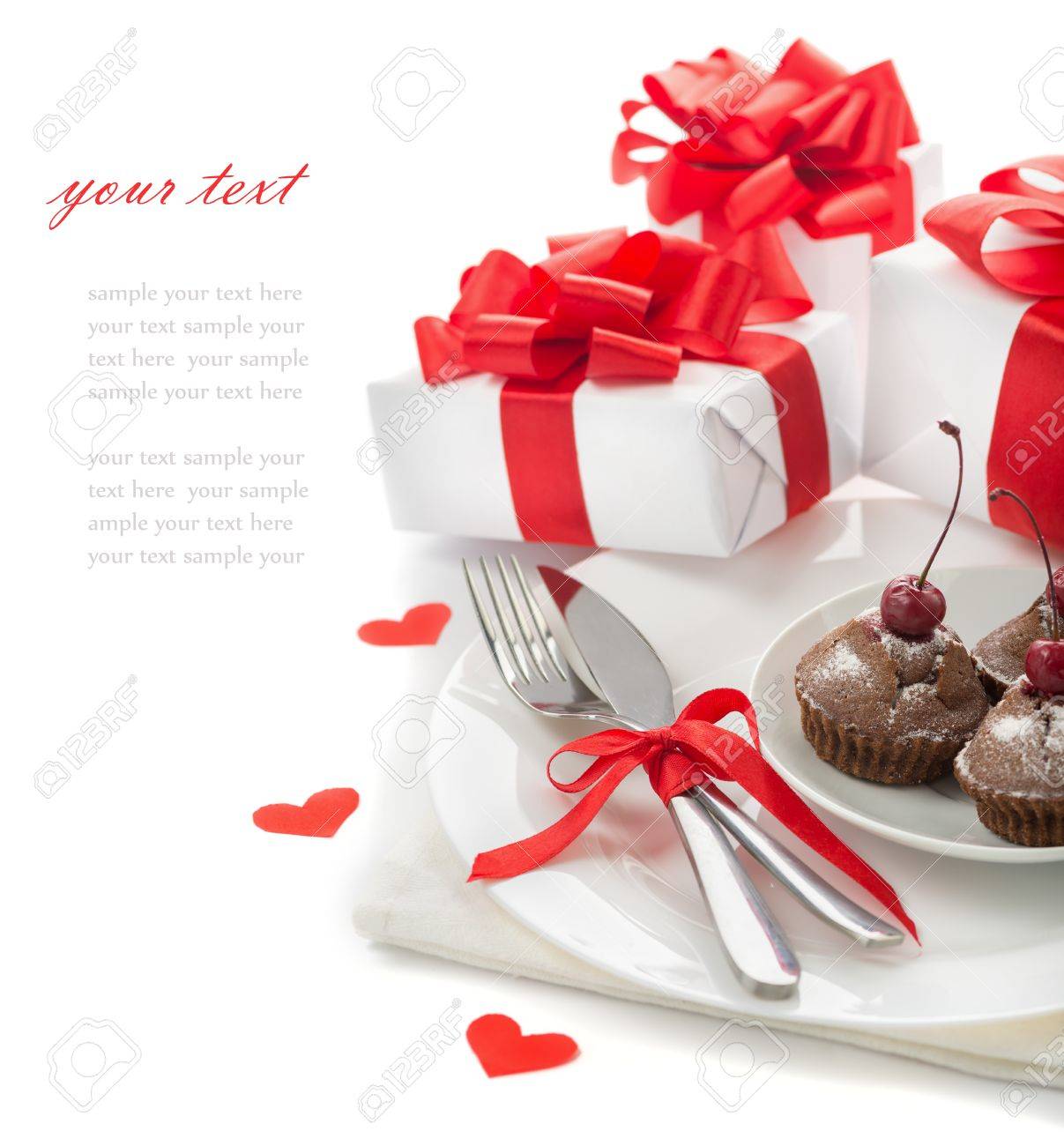 バレンタインの日 誕生日の恋人は 3 月 8 日 母の日 皿 スプーン ナイフ 贈り物 心 白地にカップケーキの休日メニューのコンセプト の写真素材 画像素材 Image
