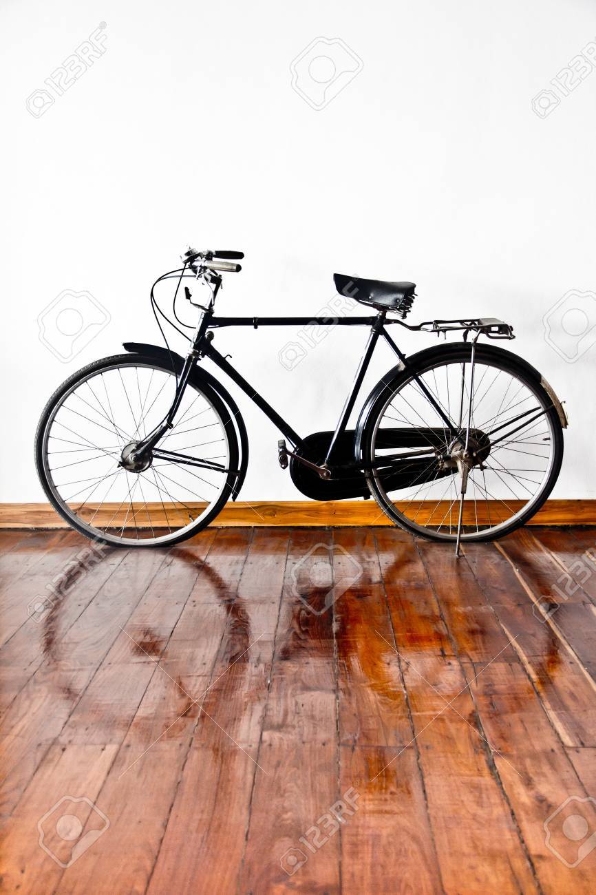 木の地面にビンテージ自転車 の写真素材 画像素材 Image