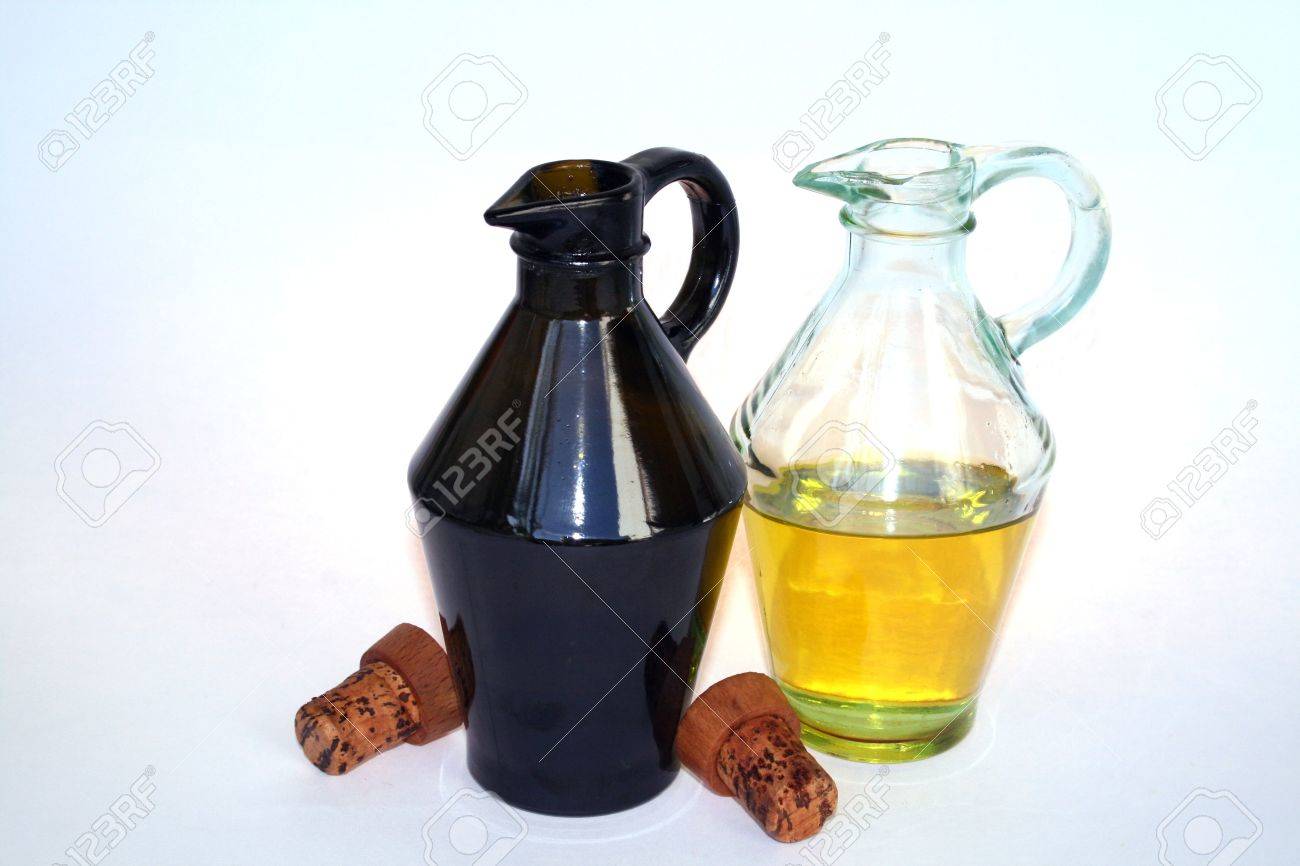 オリーブ オイルとバルサミコ酢の容器 の写真素材 画像素材 Image