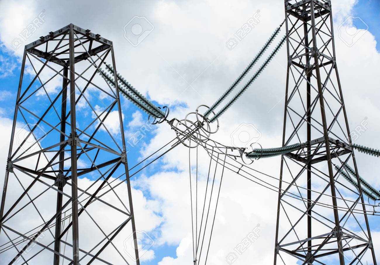 Líneas De Transmisión De Energía Eléctrica. Conmutación De Alta Tensión Y El Equipo Frente A La Planta De Energía. Fotos, Retratos, Imágenes Y Fotografía De Archivo Libres De Derecho. Image 74508288.
