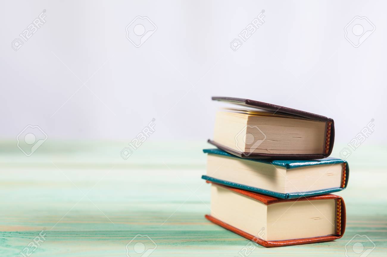 木製の背景にミニチュアブックの山 テキストのコピースペース付き の写真素材 画像素材 Image