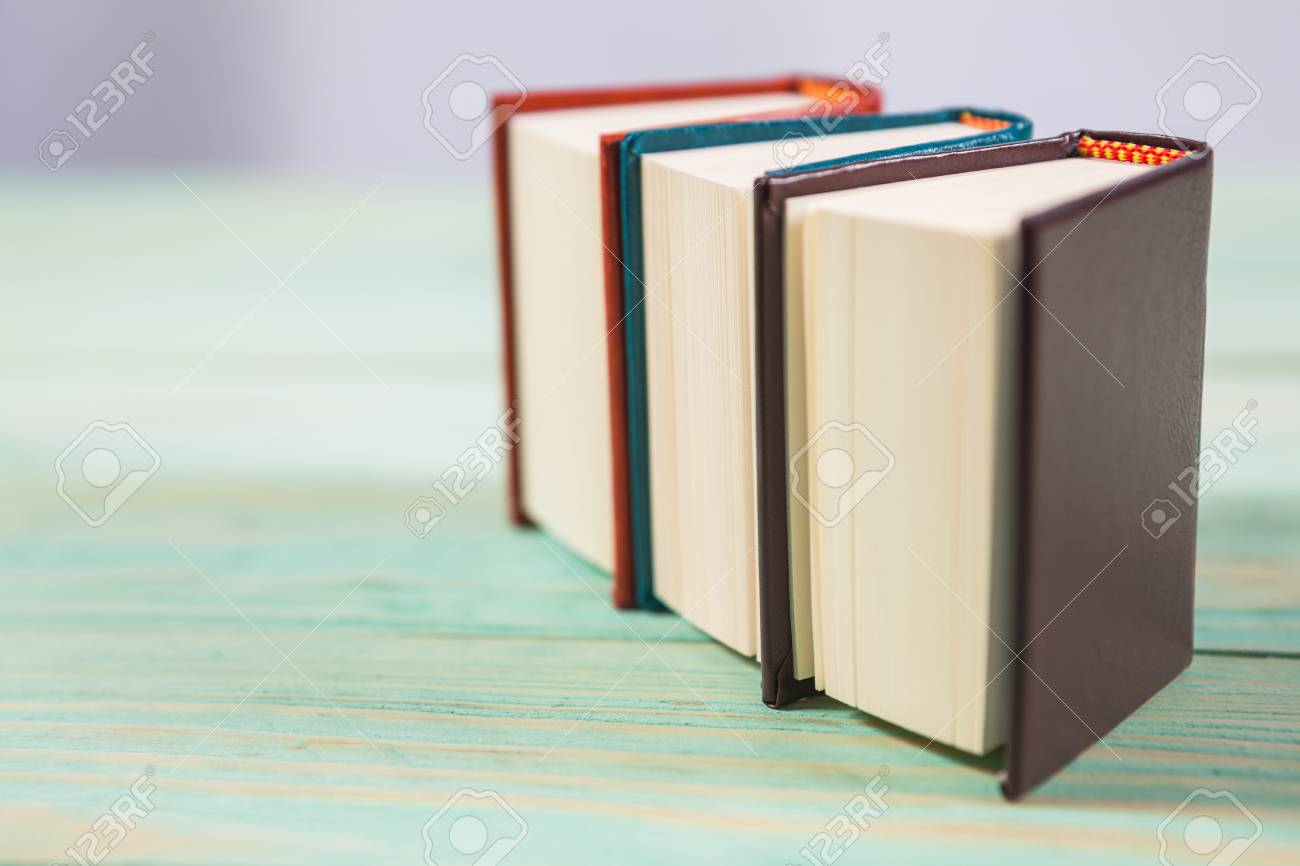 木製の背景にミニチュアブックの山 テキストのコピースペース付き の写真素材 画像素材 Image