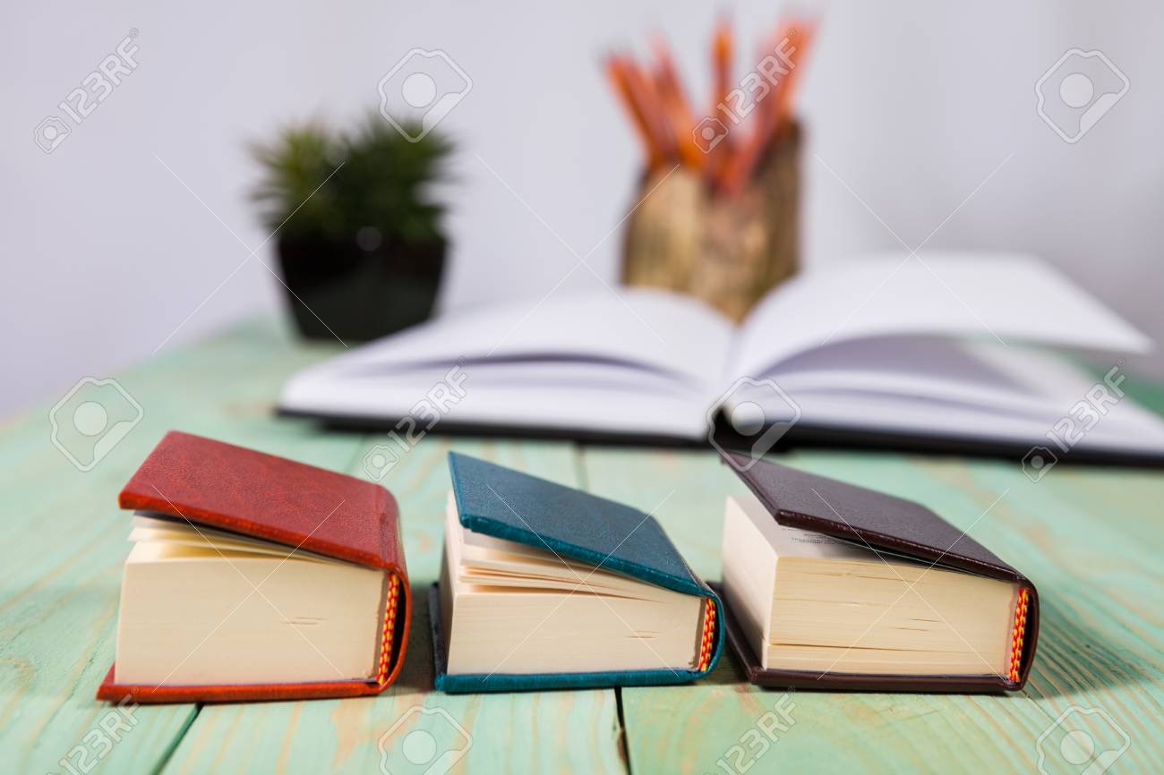 木製の背景にミニチュアブックの山 テキストのコピースペース付き の写真素材 画像素材 Image