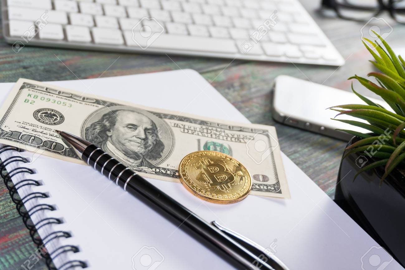 비즈니스 사무실의 비트코인 비트코인 골든 코인 새로운 가상 화폐 로열티 무료 사진, 그림, 이미지 그리고 스톡포토그래피. Image  97495633