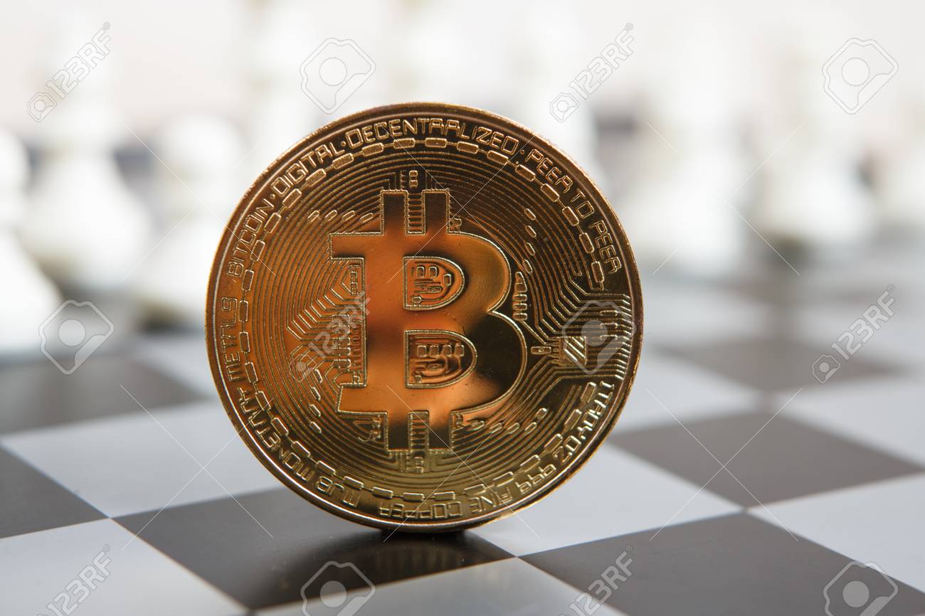 ゴールデンビットコインコインは、チェスボードで仮想経済や暗号通貨の要素を象徴していますの写真素材・画像素材 Image 113955776