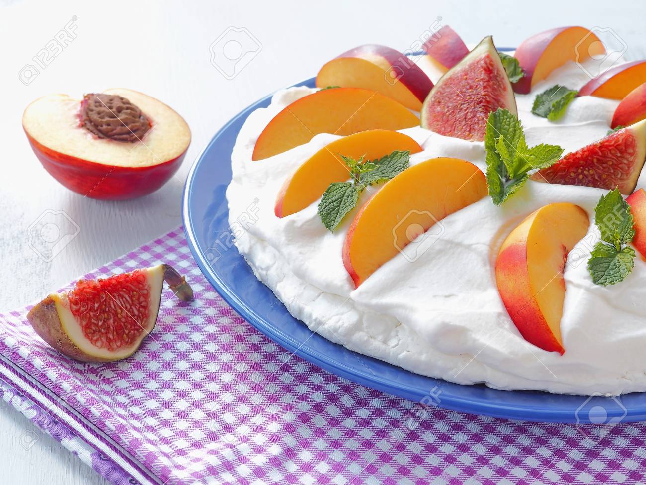 Pavlova Dessert Gateau De Meringue Aux Fruits D Ete Mise Au Point Selective Fermer Banque D Images Et Photos Libres De Droits Image