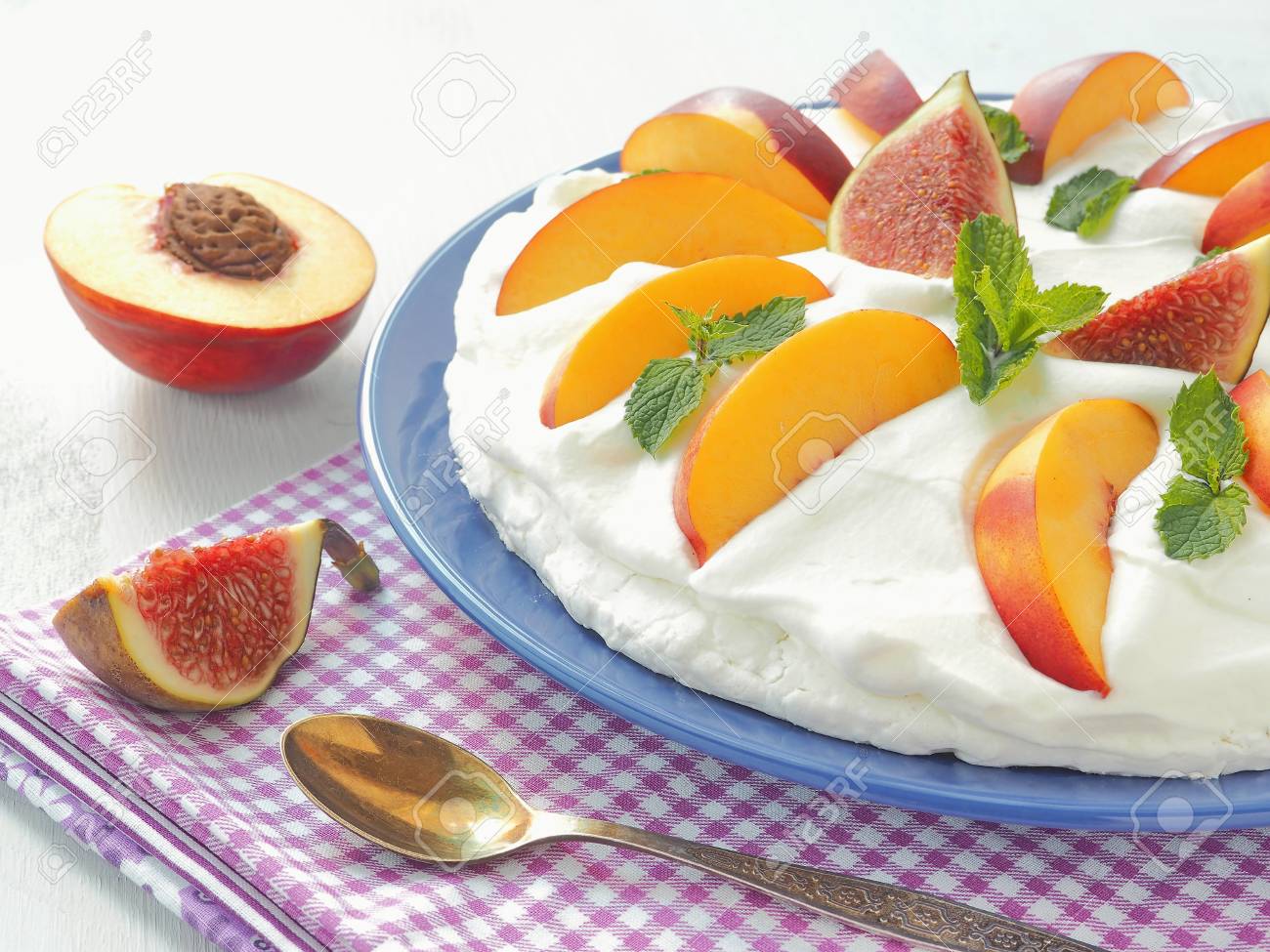 夏の果物と生クリーム ケーキ メレンゲのデザート 選択と集中 クローズ アップ の写真素材 画像素材 Image 夏の果物と生クリーム ケーキ メレンゲのデザート 選択と集中 クローズ アップ の写真素材 画像素材 Image