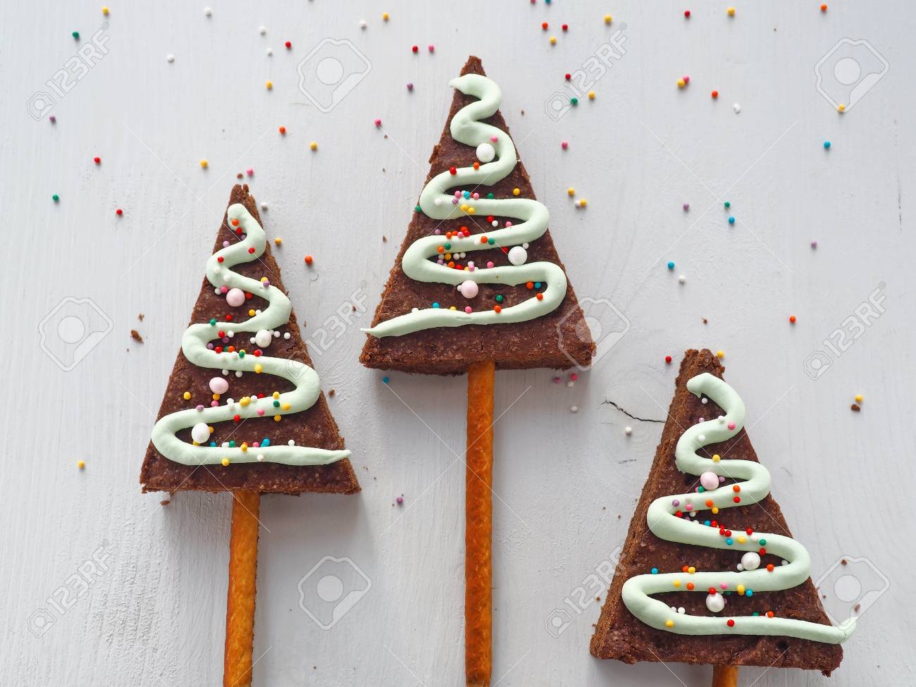 3 つのクリスマス ツリーの形をしたビスケットでの料理の背景 自家製の砂糖クッキーは高貴なアイシングと釉 テキストのスペースにコピーします の写真素材 画像素材 Image