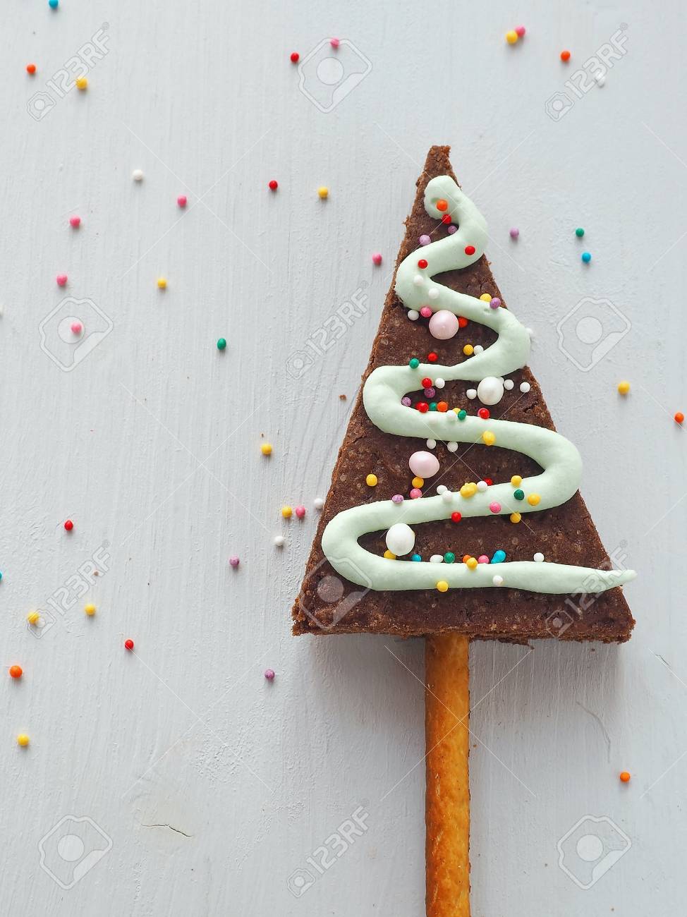 クリスマス ツリーとの料理の背景の形のビスケット 自家製の砂糖菓子は 高貴なアイシングで釉 テキストのスペースにコピーします 平面図です の写真素材 画像素材 Image