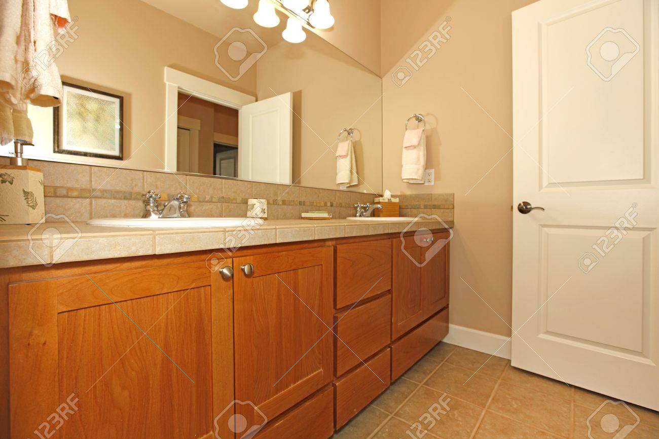 cuarto de bao en color beige con muebles bonitos y la puerta abierta foto de archivo - Muebles Bonitos cuarto de bao en color beige con muebles bonitos y la puerta abierta foto de archivo - Muebles Bonitos