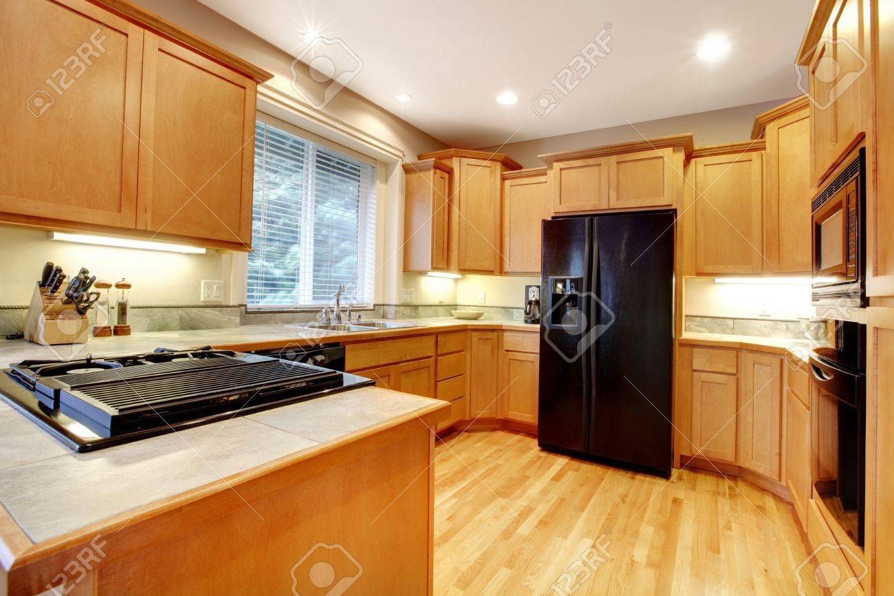Cuisine Avec Armoires En Bois Et Réfrigérateur Noir. Banque D\'Images ... Cuisine Avec Armoires En Bois Et Réfrigérateur Noir. Banque D\'Images ...