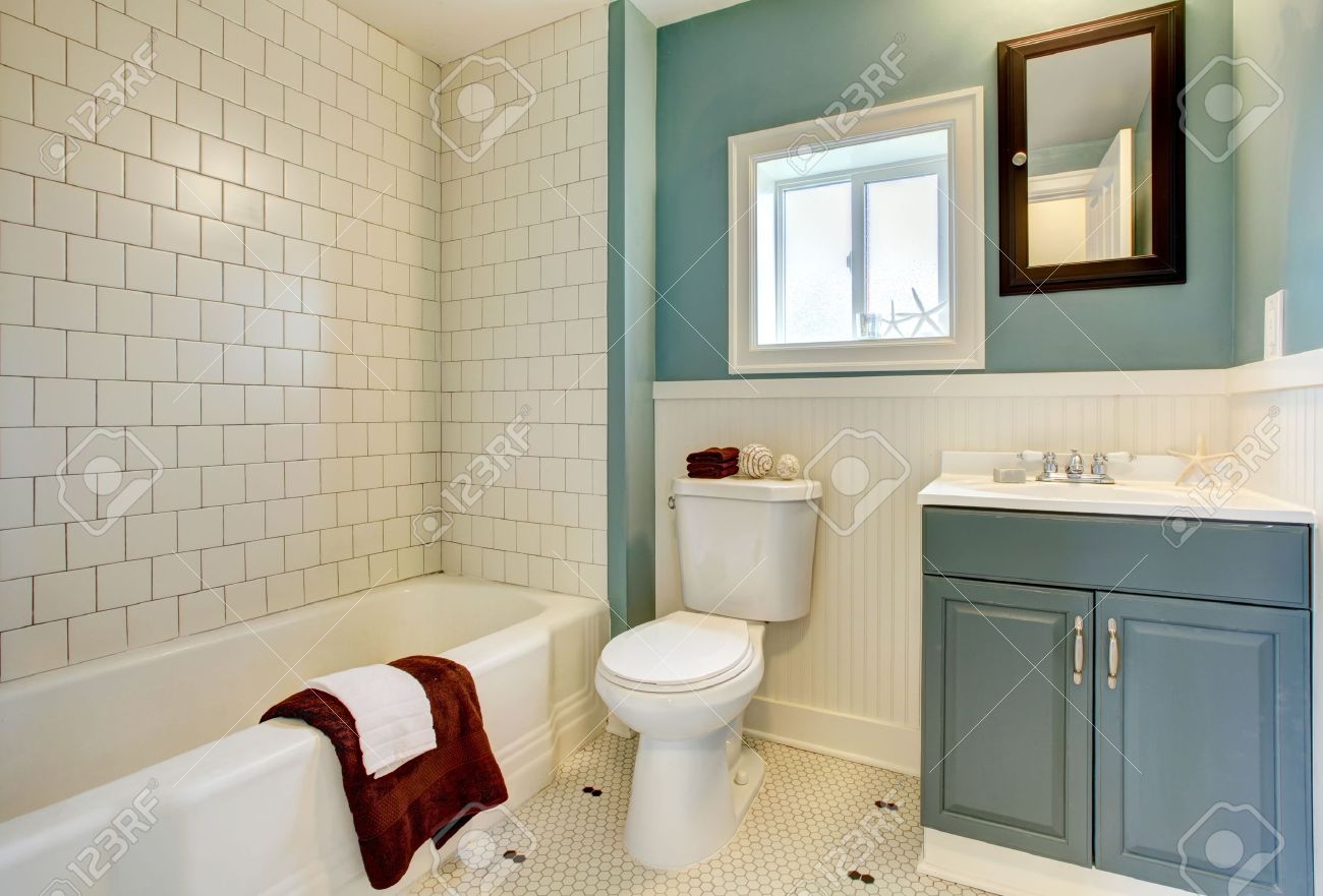 archivio fotografico classic semplice bagno blu con piastrelle bianche