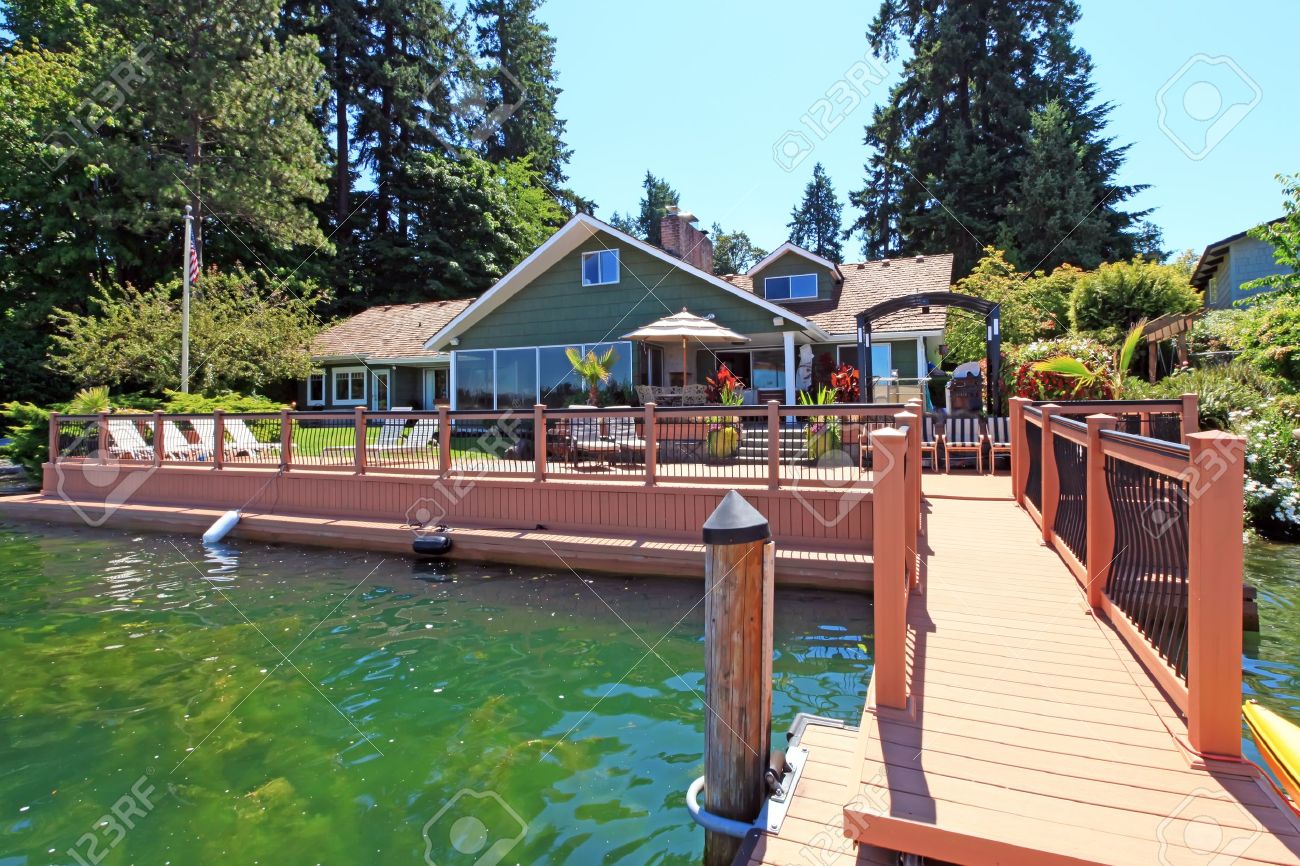 Schoner See Anwesen Am Wasser Mit Dock Und Grosse Terrasse Lizenzfreie Fotos Bilder Und Stock Fotografie Image 12621299