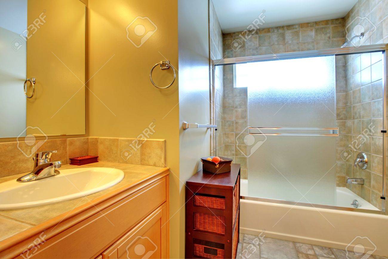 Salle De Bains Style Hammam ~ salle de bains avec baignoire derri re une vitre moderne carrelage Salle De Bains Style Hammam ~ salle de bains avec baignoire derri re une vitre moderne carrelage