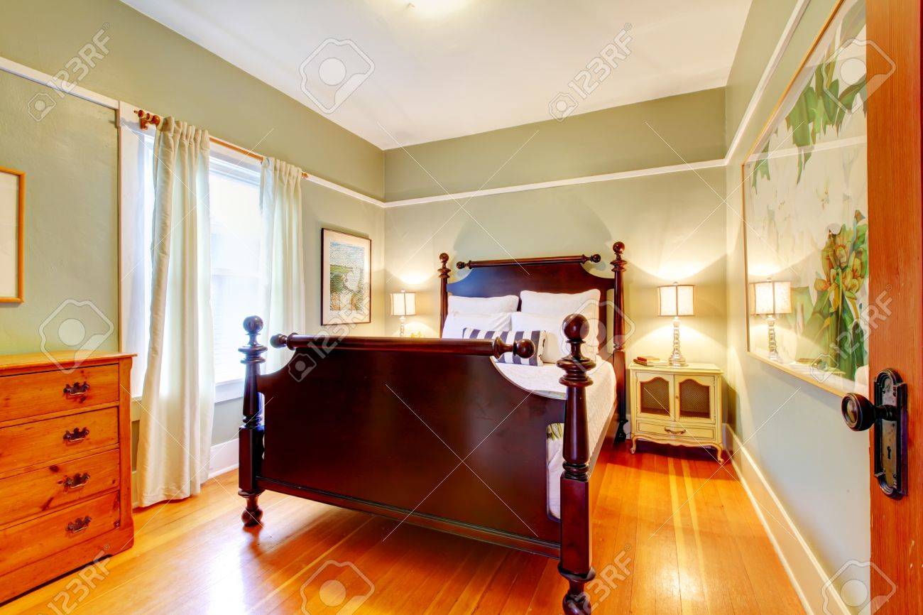 Grünes Schlafzimmer Mit Kirsche Und Dunklen Hartholz Bett ... Grünes Schlafzimmer Mit Kirsche Und Dunklen Hartholz Bett ...