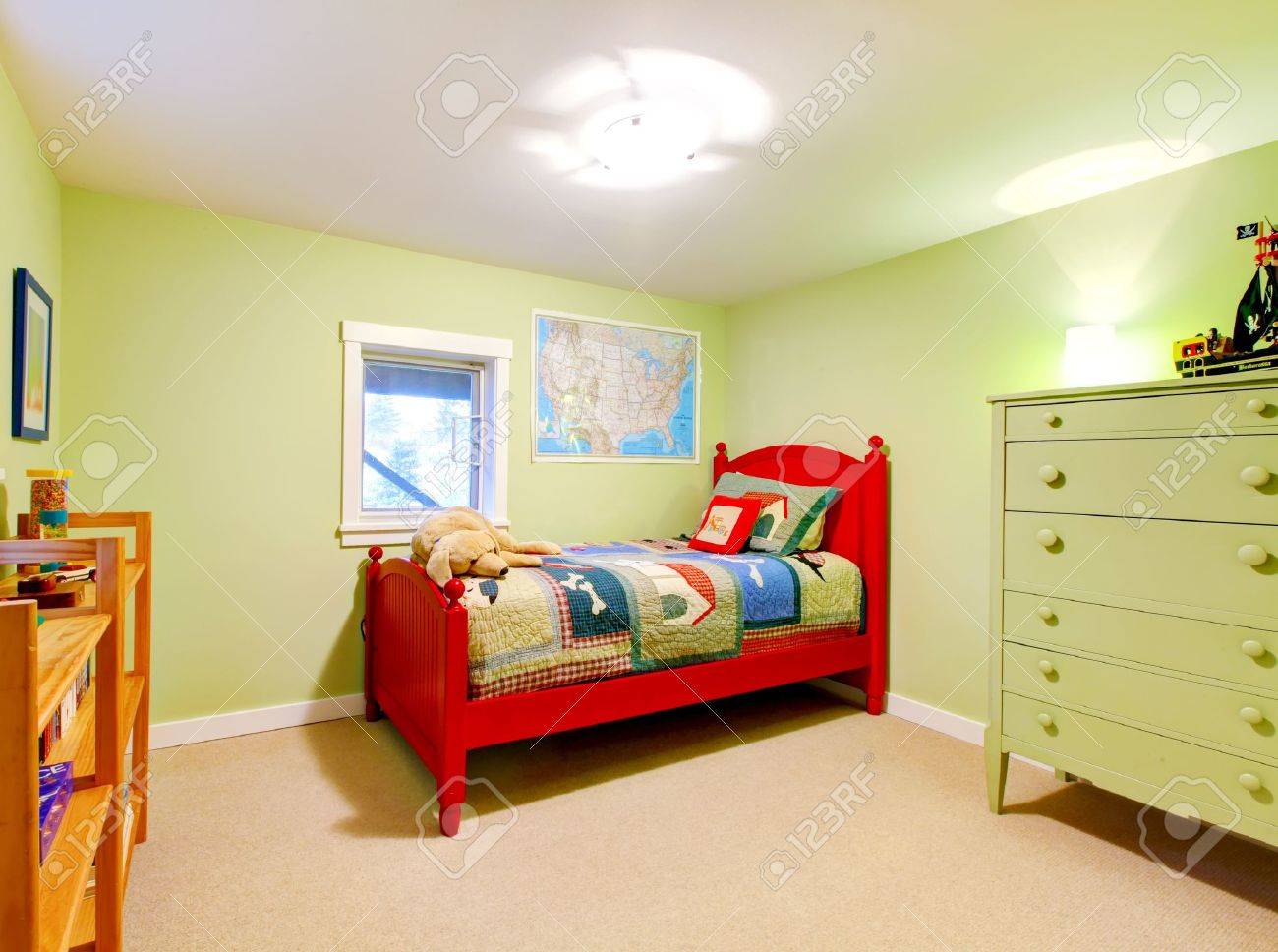 Nettes Kind Junge grüne Schlafzimmer mit roten Bett. Nettes Kind Junge grüne Schlafzimmer mit roten Bett.
