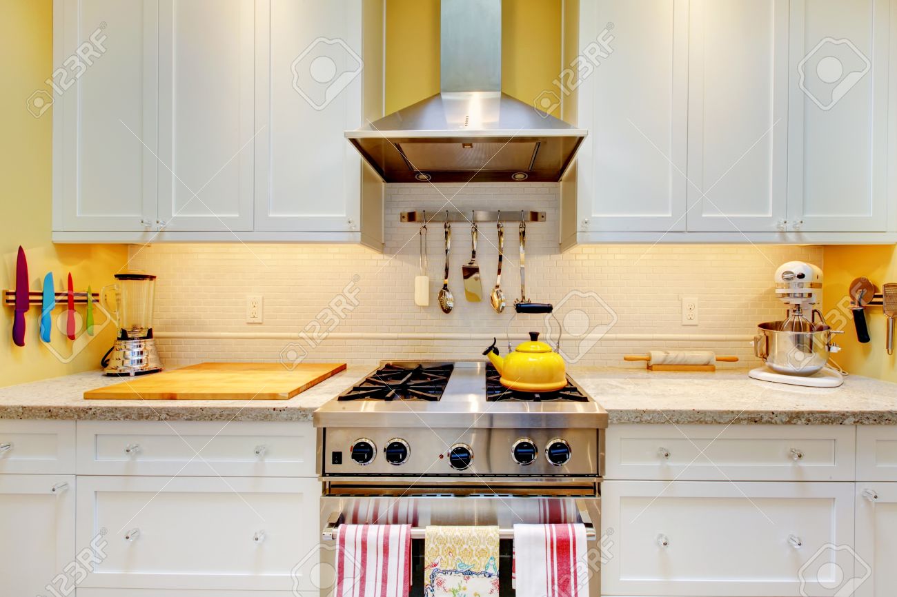 Affinez Cuisine Blanche Et Jaune Avec Des Armoires De Pres Banque