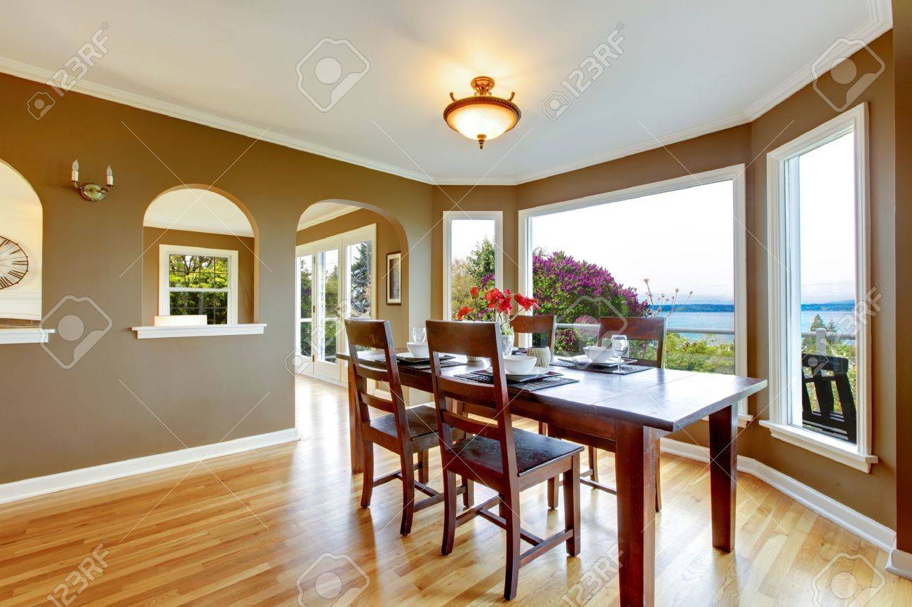 Comedor Con Paredes De Color Marrón Y Una Mesa De Madera Con Vista ... Comedor Con Paredes De Color Marrón Y Una Mesa De Madera Con Vista ...