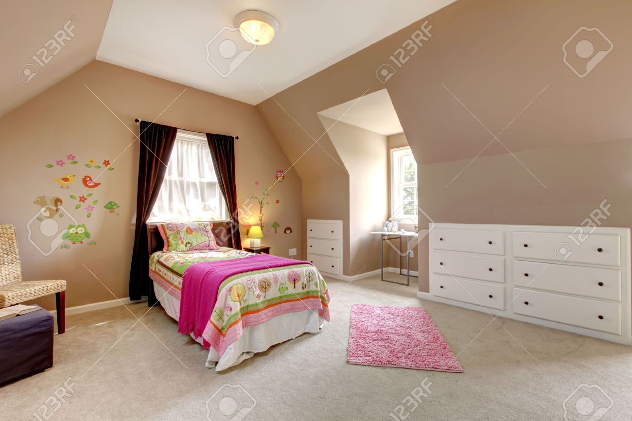 ピンクのベッドとベージュのカーペットと大きな茶色の赤ちゃん女の子のベッドルーム の写真素材 画像素材 Image 1374