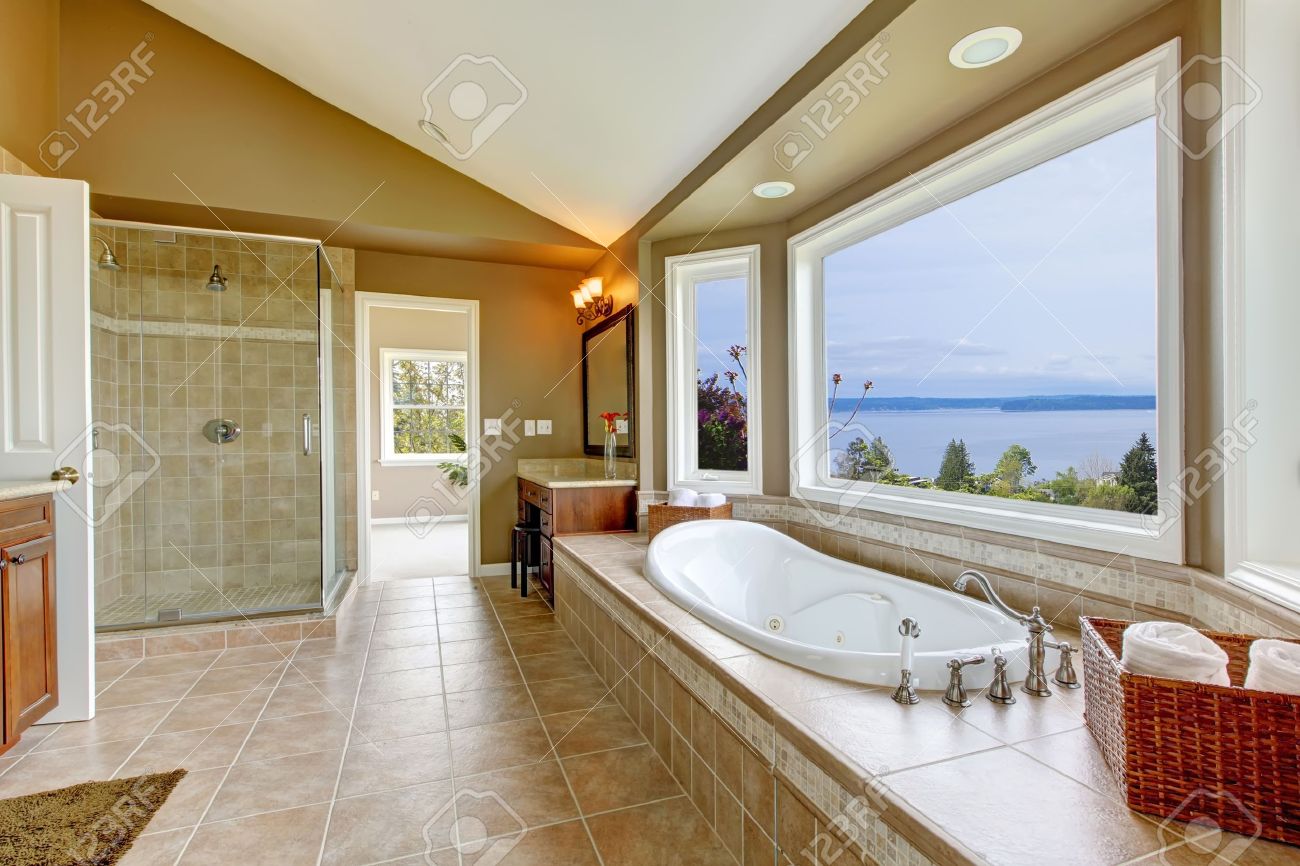 grand bain avec vue sur l eau tun et de l int rieur salle de bains Salle De Bain Avec Vue ~ grand bain avec vue sur l eau tun et de l int rieur salle de bains