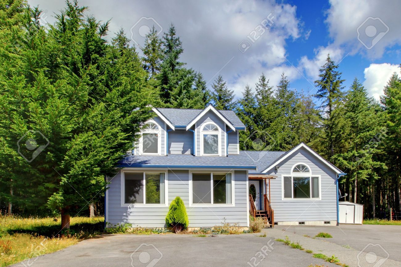 広い駐車場と森の近く小さな灰色のアメリカの家 の写真素材 画像素材 Image