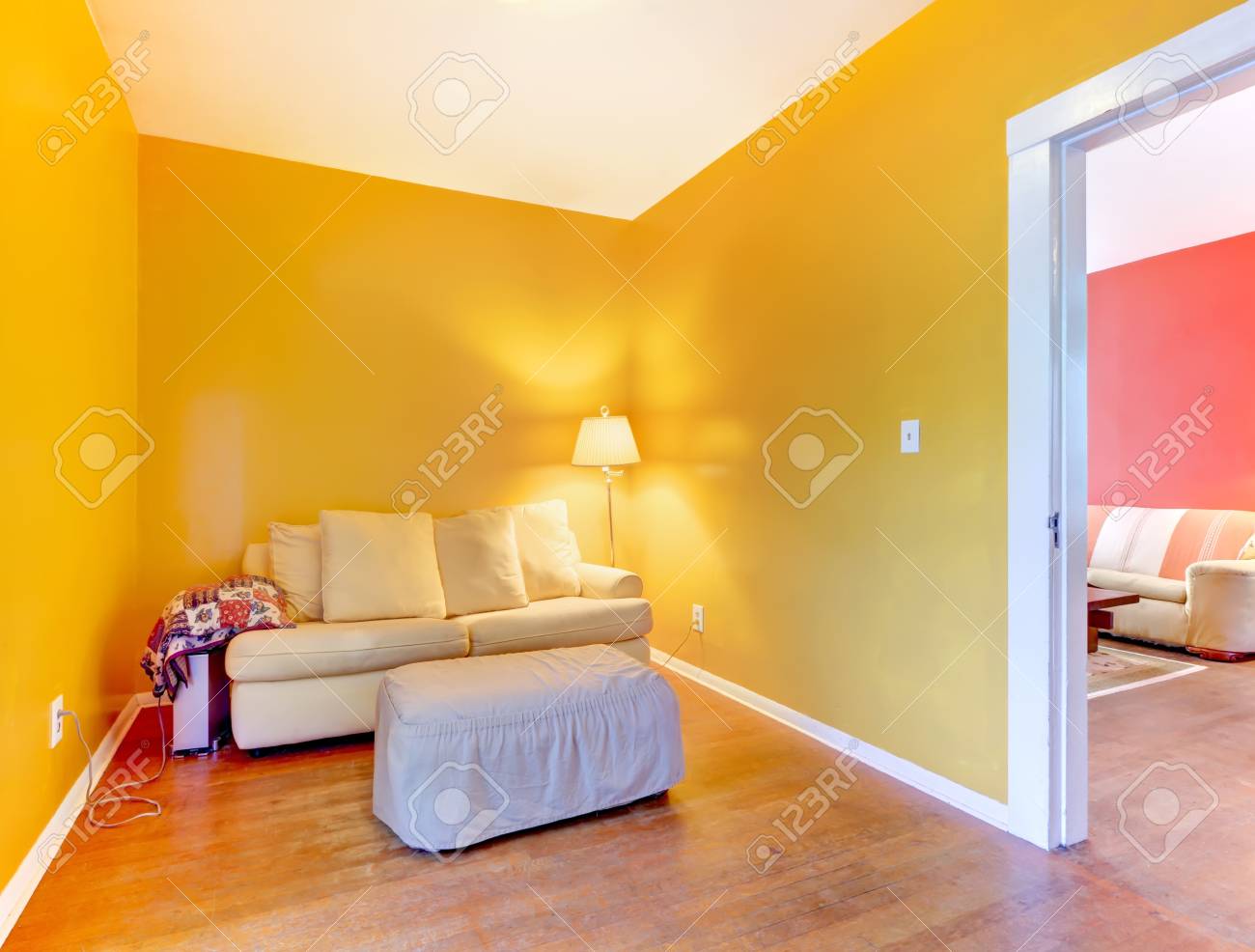 Chambres Orange Et Rose Intérieur Avec Des Canapés Et Plancher De ... Chambres Orange Et Rose Intérieur Avec Des Canapés Et Plancher De ...