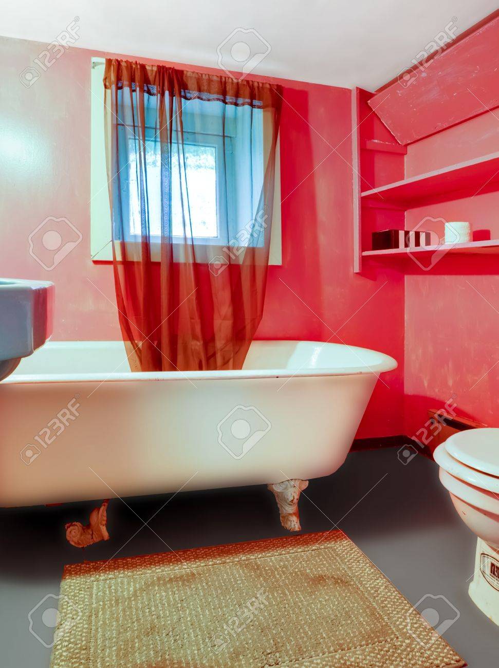 Cuarto De Baño Con Bañera Rosa Rojo Blanco Antiguo Y Cortinas Y ... Cuarto De Baño Con Bañera Rosa Rojo Blanco Antiguo Y Cortinas Y ...