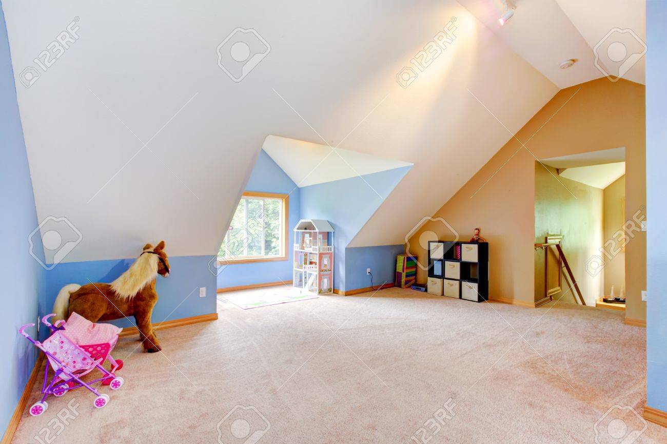 おもちゃで屋根裏部屋のリビング ルームし Vaul 天井付きのプレイエリア の写真素材 画像素材 Image