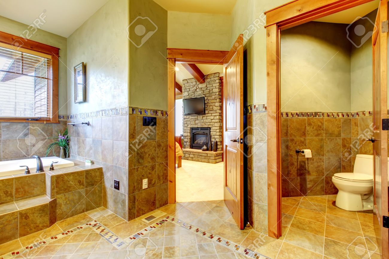 archivio fotografico bagno di lusso grande maestro in casa di montagna con doppio lavabo e pareti verdi
