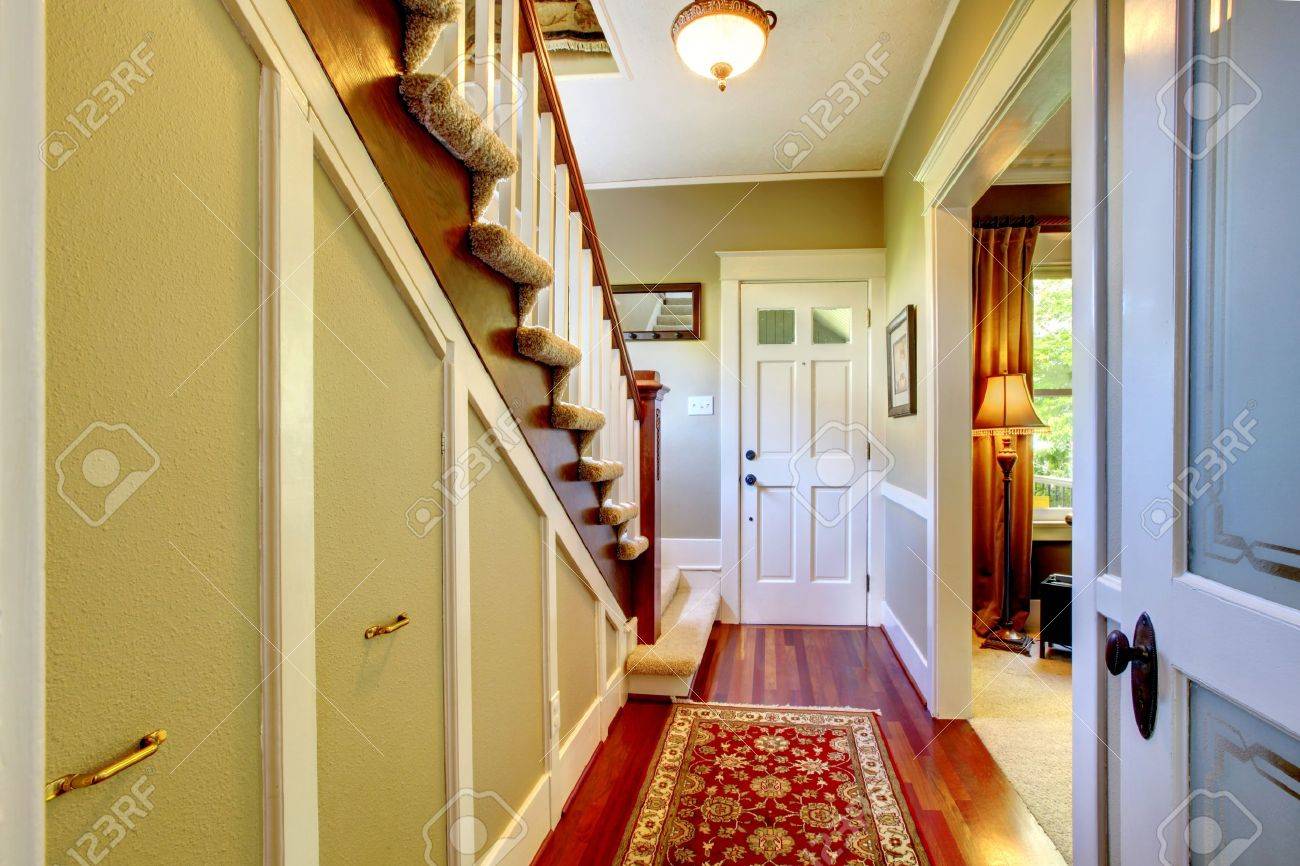 Couloir Décor à La Maison Avec Classsic Porte D\'entrée. Banque D ... Couloir Décor à La Maison Avec Classsic Porte D\'entrée. Banque D ...