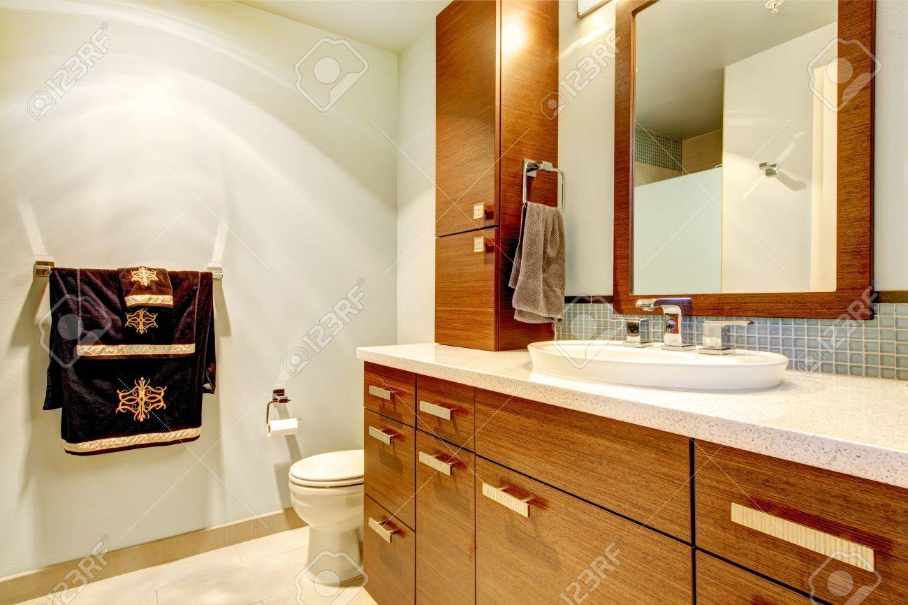 Interior Cuarto De Baño Clásico Con Muebles Modernos Fotos, Retratos ... Interior Cuarto De Baño Clásico Con Muebles Modernos Fotos, Retratos ...