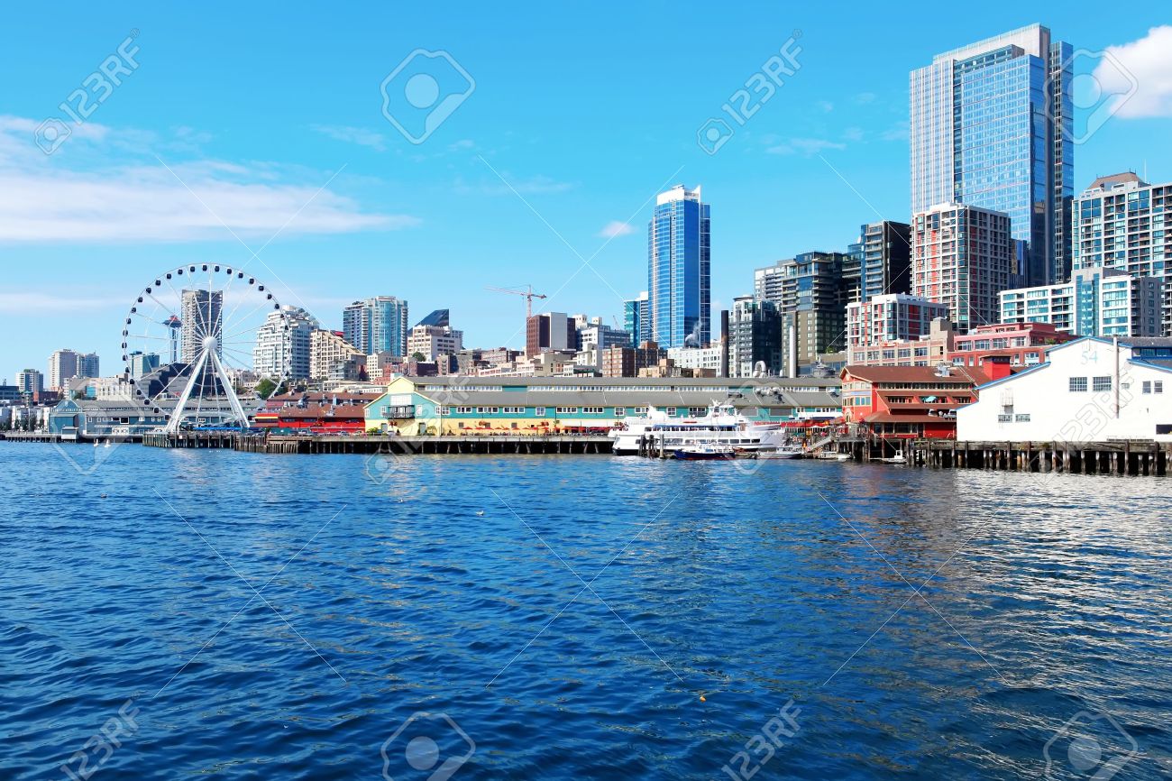 シアトルのウォーター フロント埠頭 55 および 54 フェリーからダウンタウン ビュー の写真素材 画像素材 Image