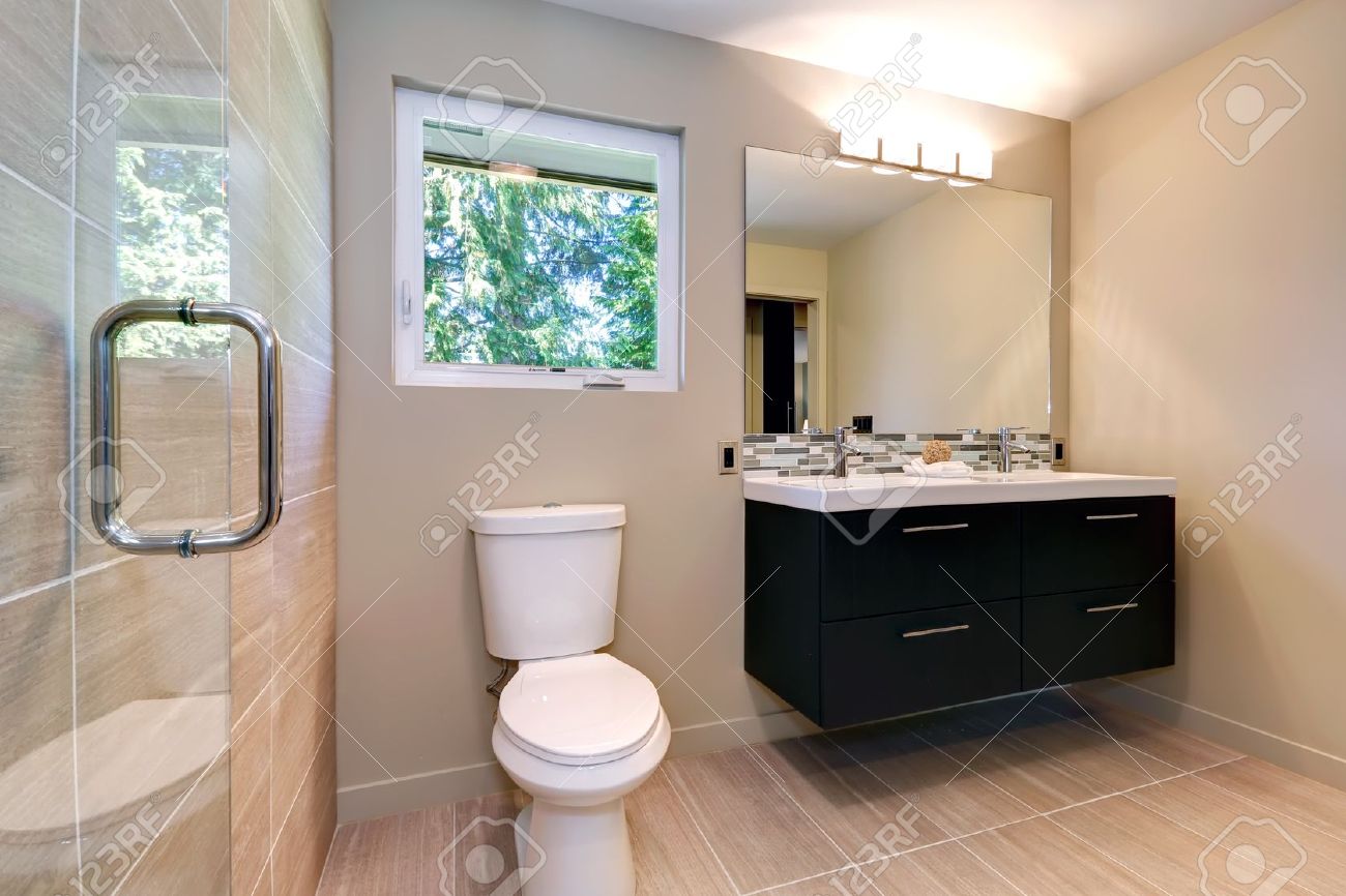Nuevo cuarto de baño moderno y sencillo con dos lavabos y baldosas ...