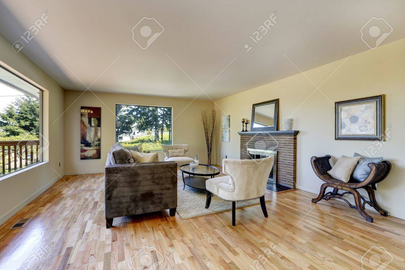 大きな窓 堅木張りの床とモダンな家具付きのリビング ルーム の写真素材 画像素材 Image 9930