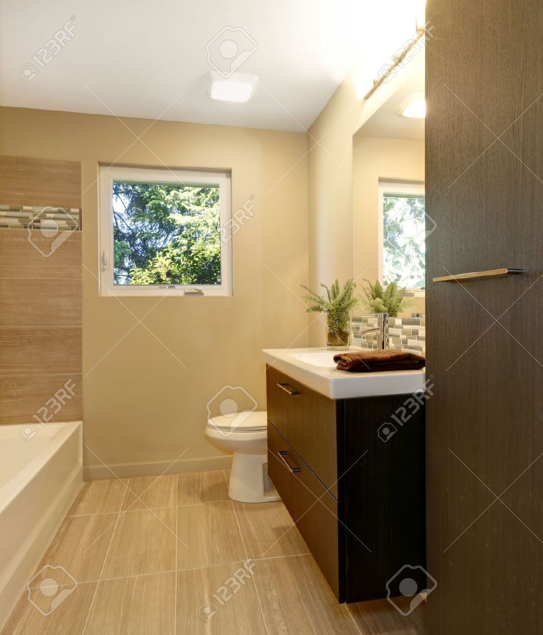 piastrelle bagno beige moderno bagno nuovo con armadi in legno marrone e vasca