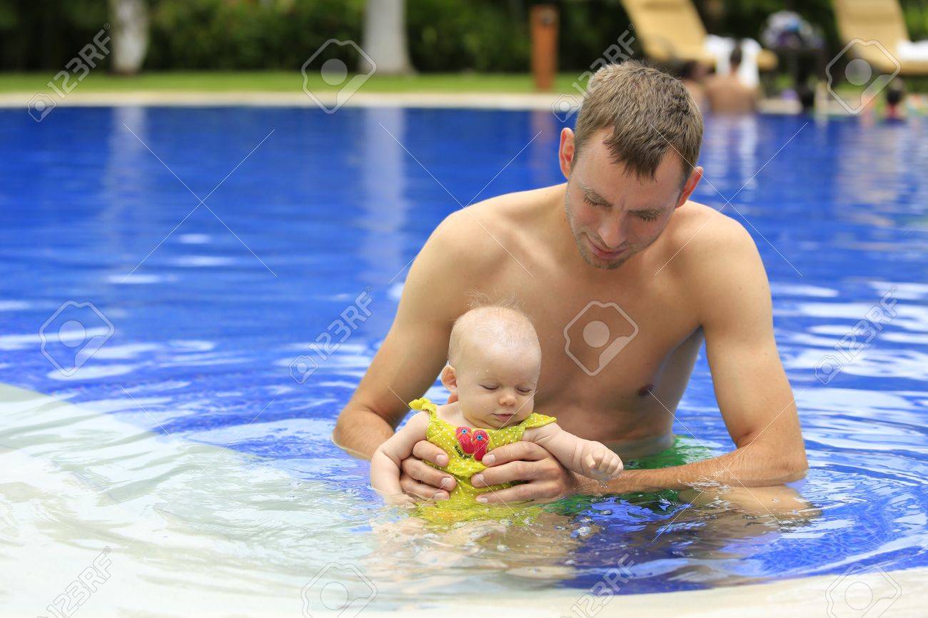 Petit Bebe Fille Nage Dans La Piscine Avec Papa Pour La Premiere Fois Trois Mois De Bebe Banque D Images Et Photos Libres De Droits Image Petit Bebe Fille Nage Dans La Piscine Avec Papa Pour La Premiere Fois Trois Mois De Bebe Banque D Images Et Photos Libres De Droits Image
