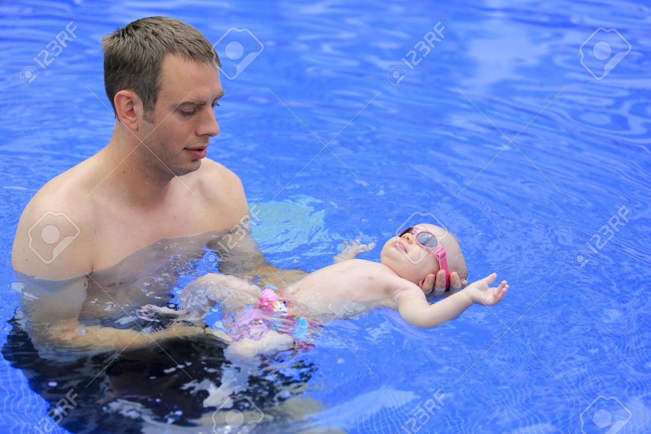 Petit Bebe Fille Nage Dans La Piscine Avec Papa Pour La Premiere Fois Trois Mois De Bebe Banque D Images Et Photos Libres De Droits Image Petit Bebe Fille Nage Dans La Piscine Avec Papa Pour La Premiere Fois Trois Mois De Bebe Banque D Images Et Photos Libres De Droits Image
