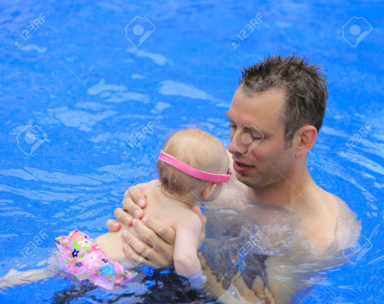 Petit Bebe Fille Nage Dans La Piscine Avec Papa Pour La Premiere Fois Trois Mois De Bebe Banque D Images Et Photos Libres De Droits Image Petit Bebe Fille Nage Dans La Piscine Avec Papa Pour La Premiere Fois Trois Mois De Bebe Banque D Images Et Photos Libres De Droits Image