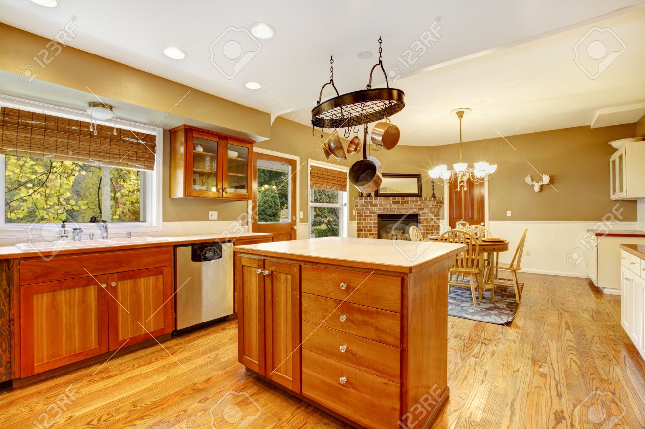 秋景色を国アメリカの農場の家の台所 堅木張りの床が備わる広い客室キッチン島 朝食エリア の写真素材 画像素材 Image