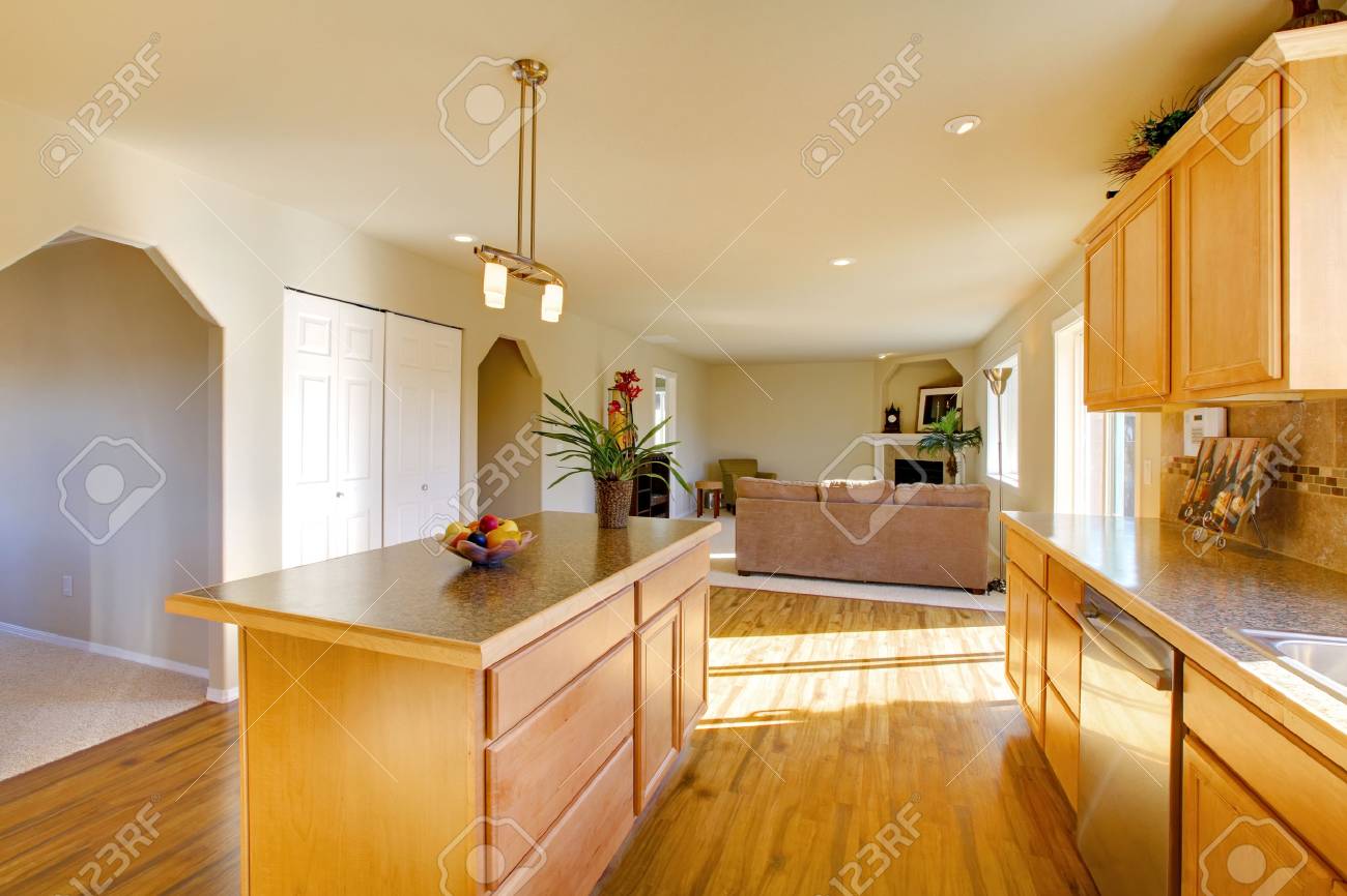 Licht Grosses Esszimmer Mit Parkett Und Holzschranke Lizenzfreie Fotos Bilder Und Stock Fotografie Image 25190380