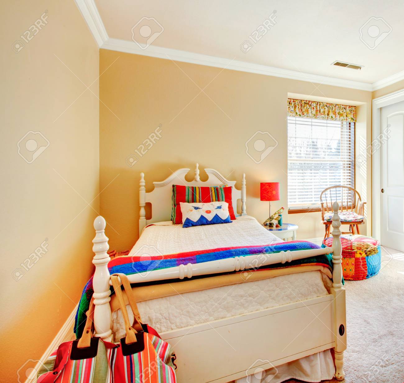 Helle Cremetonen Jungen Erwachsenen Zimmer Mit Rustikalen Holzmobeln Lizenzfreie Fotos Bilder Und Stock Fotografie Image 25430388