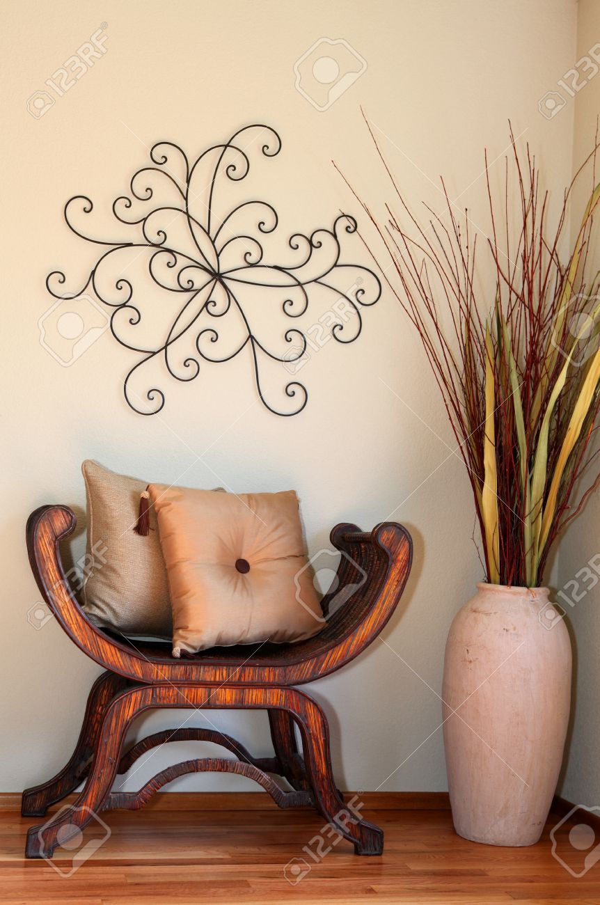 Grande angolo decorato con vaso e rami secchi, sedia legno rustico ...